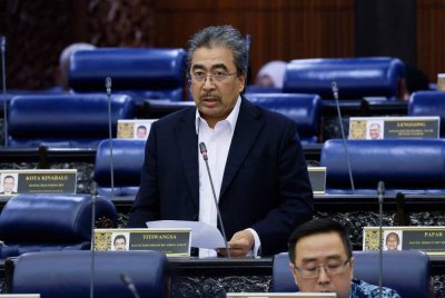 Johari bercakap pada Mesyuarat Ketiga, Penggal Keempat Majlis Parlimen ke-15 Dewan Rakyat di Bangunan Parlimen pada Khamis. - Foto Bernama
-- fotoBERNAMA (2025) HAK CIPTA TERPELIHARA