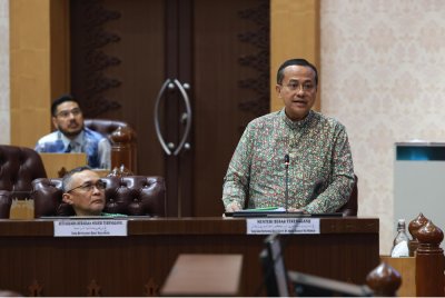 Ahmad Samsuri ketika berucap pada sesi penggulungan pada Mesyuarat Ketiga Penggal Ketiga Dewan Undangan Negeri (DUN) Terengganu ke-15 di Wisma Darul Iman pada Khamis.