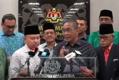 Ahmad (depan, kiri) dan Takiyuddin (depan, tengah) ketika sidang akhbar di bangunan Dewan Rakyat di ibu negara pada Khamis.