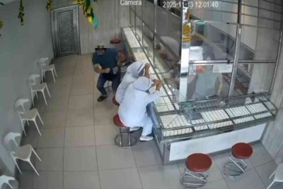 Seorang lelaki bertindak melarikan seutas rantai tangan emas bernilai lebih RM20,000 selepas berpura-pura menyamar sebagai pelanggan di sebuah premis di Tikam Batu, pada Khamis.