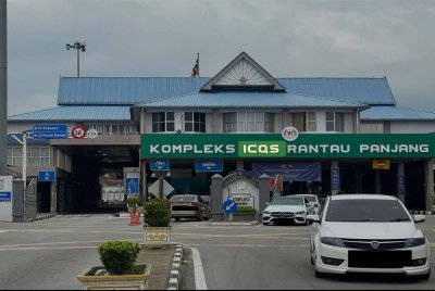 Kenderaan keluar ke Thailand dari Kelantan di ICQS, Rantau Panjang. - Foto Sinar Harian/Adila Sharinni Wahid