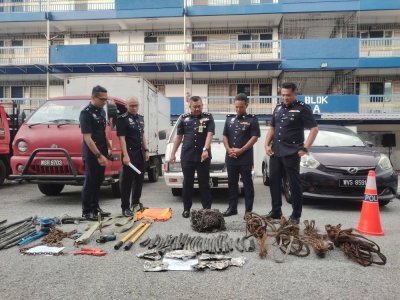 Mohamad Lazim (tengah) menunjukkan antara rampasan barang selepas tangkapan tujuh individu membabitkan geng curi kabel di Kuala Lumpur.