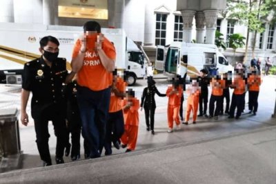 Antara individu yang ditahan reman selepas disyaki terlibat rasuah bagi mempercepat proses permohonan program pemutihan pendatang asing menerusi Program Rekalibrasi Tenaga Kerja (RTK).