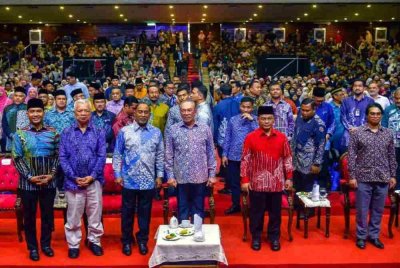 Anwar Ibrahim (tengah) bergambar bersama pelajar pada Majlis Perasmian Konvensyen Pengajian Islam Institut Pengajian Tinggi Antarabangsa 2025 di Dewan Canselor Tun Abdul Razak UKM pada Khamis. - Foto Bernama
