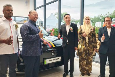 Mohd Zafir (dua dari kiri), Arul Kumar (kiri) dan Isnizawati (dua dari kanan) dan Ryan pada majlis penyerahan Proton eMAS 7.