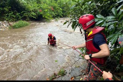 Anggota bomba menyelamatkan mangsa terperangkap akibat arus deras di seberang Sungai Pinang, pada Khamis.