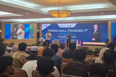Wan Rosdy berinteraksi pada sesi Town Hall Pahang 1st Lecture Series di Dewan Utama, Kompleks Yayasan Pahang, Kuantan pada Khamis. Foto Sinar Harian.