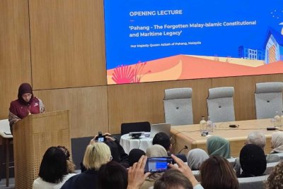 Tunku Azizah Aminah Maimunah Iskandariah melakar sejarah buat pertama kalinya berkenan menyampaikan syarahan di Universiti Oxford, United Kingdom. Foto Facebook Kesultanan Pahang