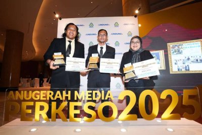 Dari kiri: Muhammad Afham, Mohd Ridzuan dan Nur Zilatulnaim bergambar dengan anugerah yang diterima sempena Anugerah Media PERKESO I Lindung U 2025. - Foto Sinar Harian/Rosli Talib