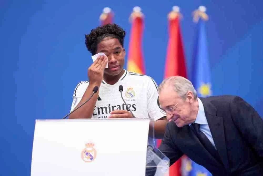 Endrick (kiri) menitiskan air mata ketika diperkenalkan sebagai pemain Real Madrid pada 27 Julai tahun lalu. 
