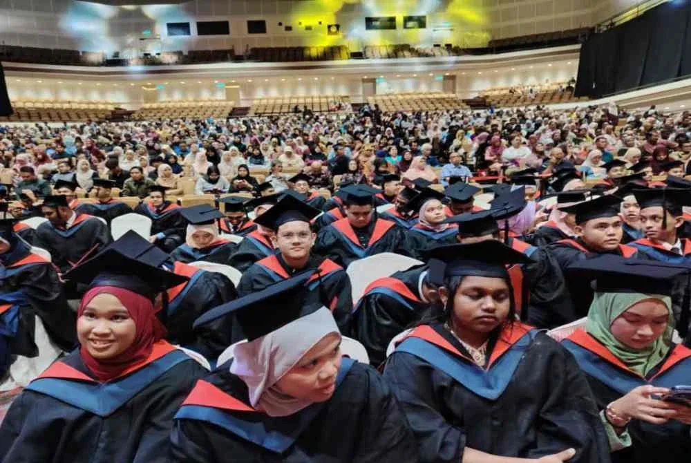 Pelajar bersama ibu bapa yang hadir di Majlis Konvokesyen FIM 2025 berlangsung di Dewan Merdeka di Pusat Dagangan Dunia Kuala Lumpur.