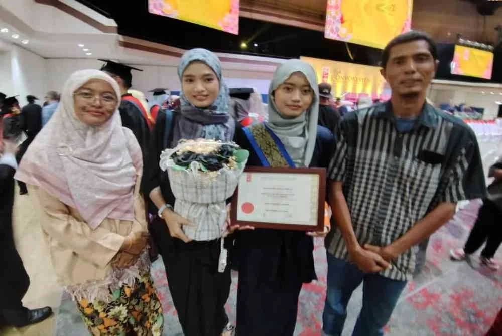 Iman (dua dari kanan) ditemani keluarga dinobatkan sebagai pelajar terbaik Sijil Kompetensi Seni Kulinari dan Hospitaliti.