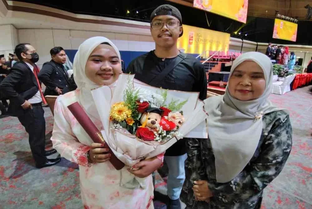 Saidatul (kiri) bersama keluarga yang hadir memberikan sokongan.