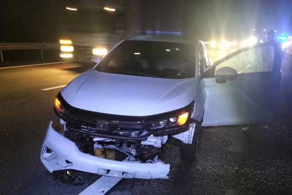 Kereta yang turut terlibat dalam kemalangan berkenaan. Foto IPD Kluang