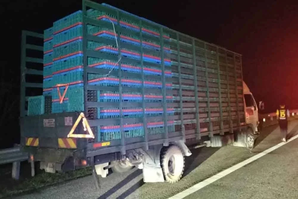 Lori yang diparkir di tepi jalan kerana mengalami kerosakan. Foto IPD Kluang