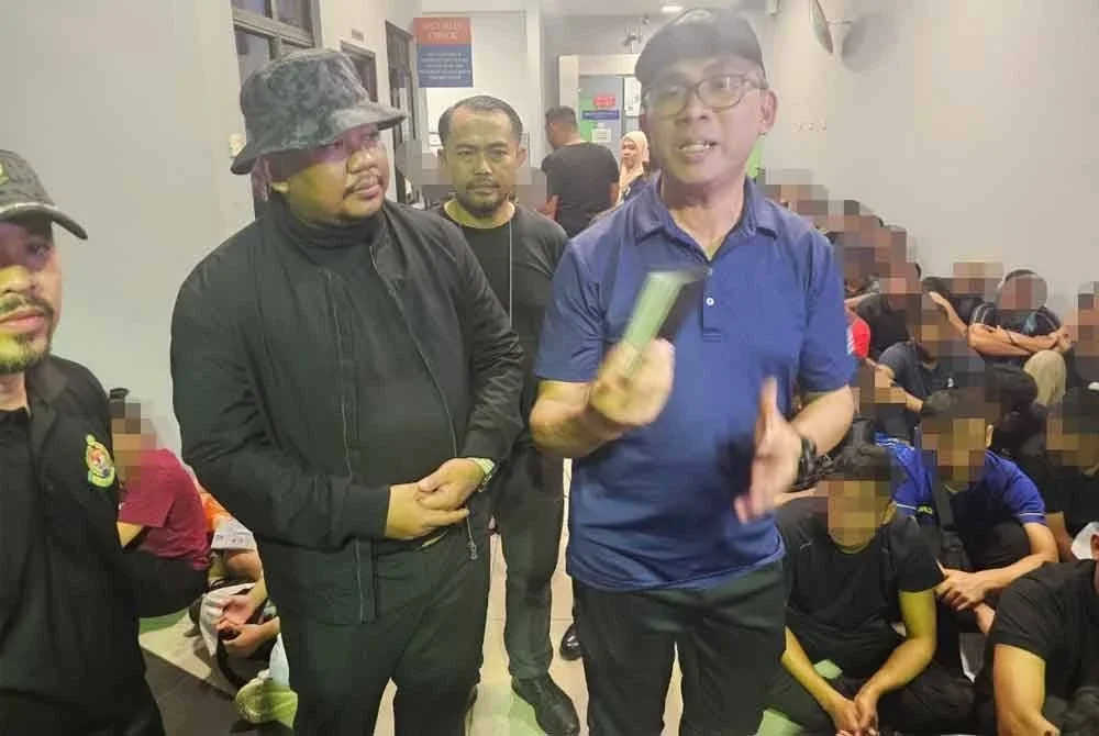 Khairrul Aminus (kanan) menyertai operasi membanteras isu pendatang asing tanpa izin di Pelangi Damansara, Petaling Jaya pada Khamis.
