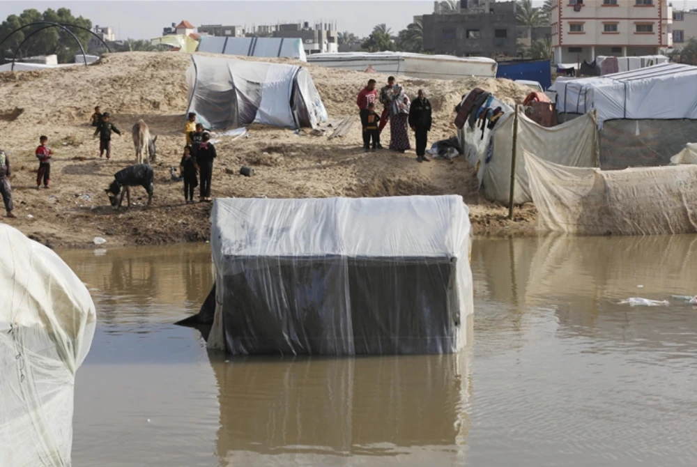 Pegawai Palestin berkata infrastruktur runtuh, kekurangan bahan api mengancam untuk menenggelamkan kem dan kawasan kejiranan rendah di selatan Gaza - Foto: Agensi