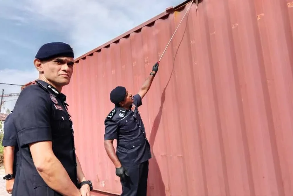 Hussein menunjukkan ruangan atas kontena yang diubah suai untuk diisi dengan dadah.