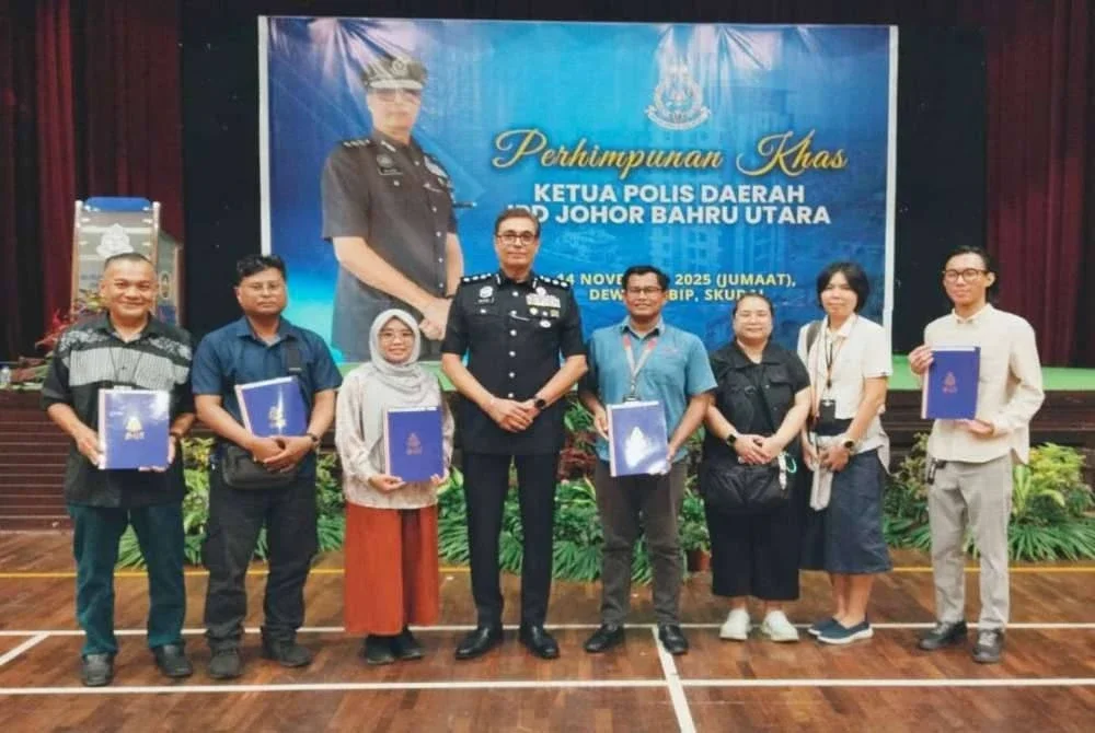 Balveer Singh (empat dari kiri) bersama pengamal media yang menerima sijil penghargaan sempena majlis berkenaan.