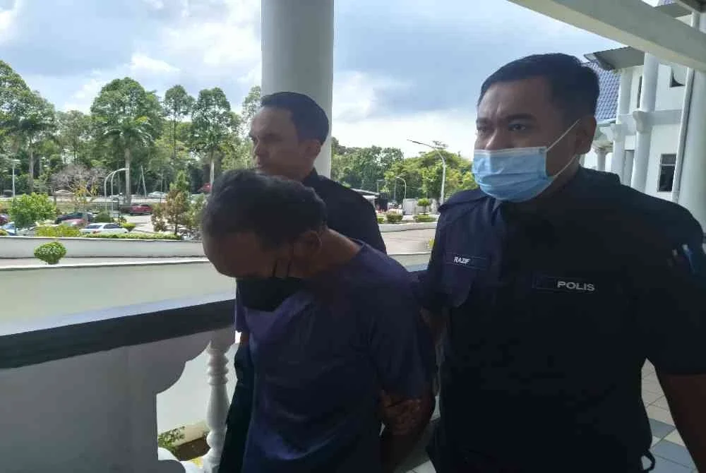Seorang guru silat berdepan pertuduhan melakukan amang seksual fizikal dan persetubuhan luar tabii terhadap dua remaja perempuan yang juga pelajarnya berusia 14 dan 15 tahun di Mahkamah Sesyen, pada Jumaat.