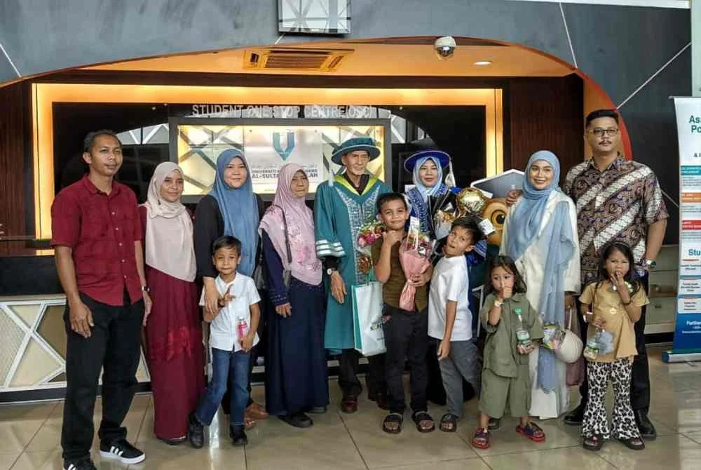 Mohamad Nawawy (tengah) bersama isteri serta keluarga selepas berjaya menamatkan pengajian di peringkat PhD. - Foto UMPSA