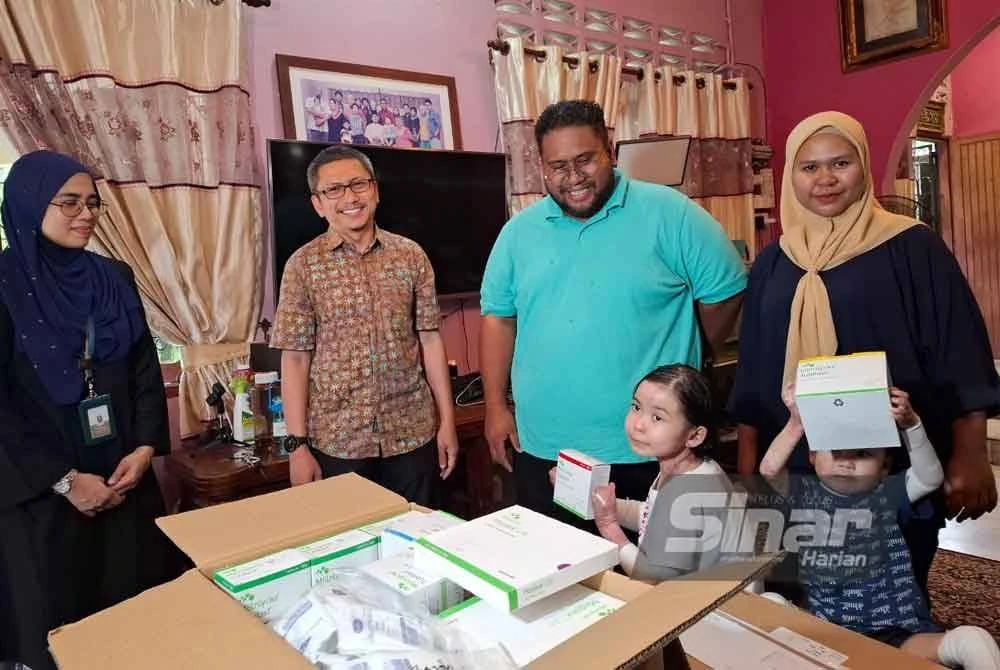 Ipoh Specialist Hospital diketuai Ketua Pegawai Eksekutifnya, Badrul Hisyam Ibrahim (dua dari kiri) berkunjung ke kediaman Muhamad Nazreen bagi menyampaikan sumbangan wakalah zakat berjumlah RM10,000.