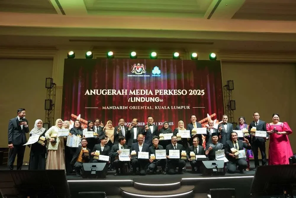 Steven (sembilan dari kanan) bergambar bersama para pemenang Anugerah Media PERKESO pada Khamis.