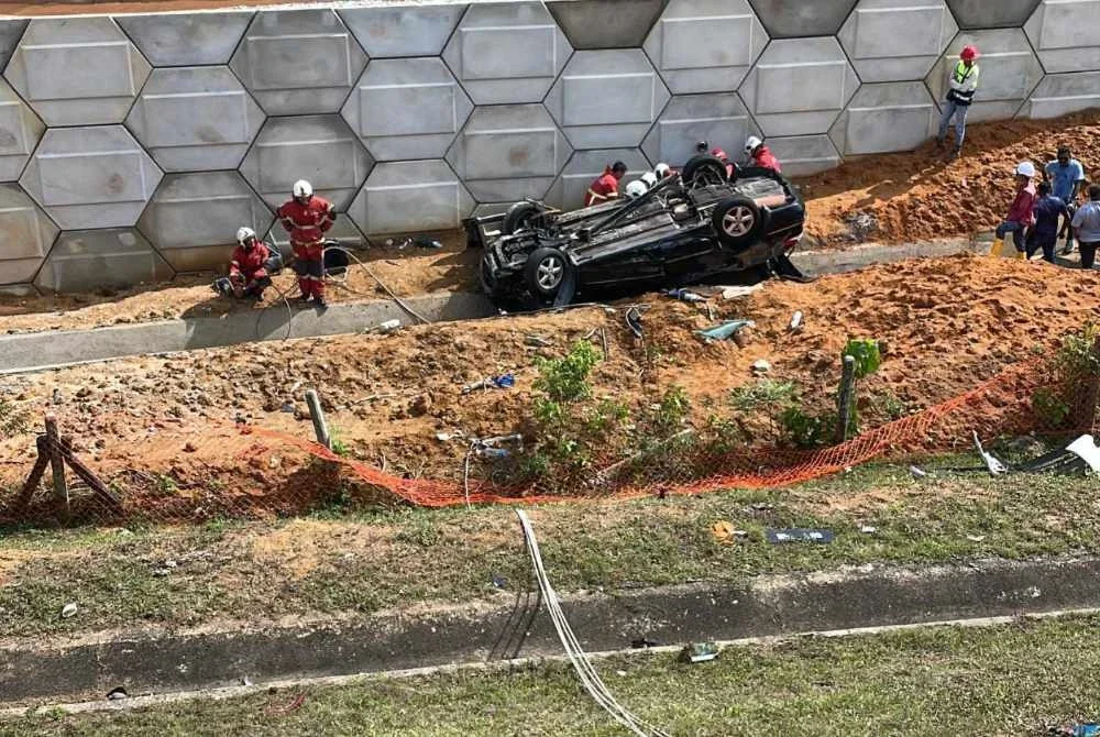 Kereta dipandu mangsa dipercayai melanggar besi penghadang jalan sebelum jatuh ke bawah tebing. Foto ihsan bomba