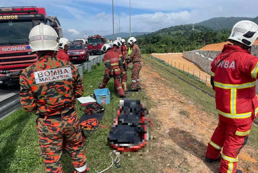 Mayat mangsa berjaya dibawa naik dan diserahkan kepada polis untuk tindakan lanjut. Foto ihsan bomba