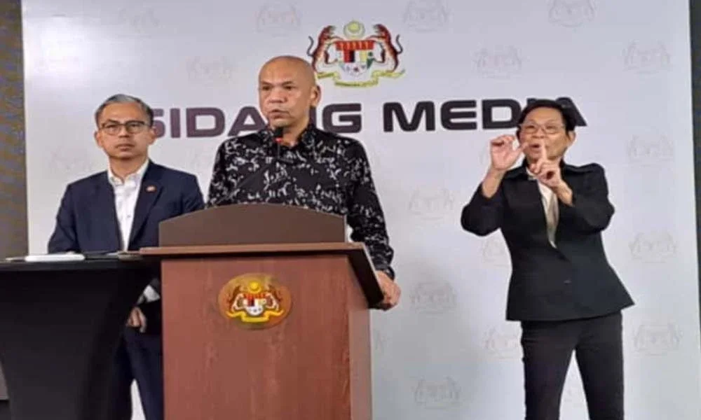  Armizan (tengah) ketika sidang media mingguan pasca mesyuarat Kabinet di sini pada Jumaat.