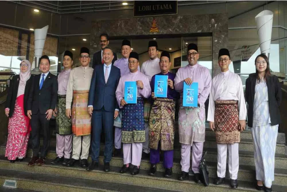 Amirudin (lima dari kanan) bergambar bersama Setiausaha Kerajaan Negeri, Pegawai Kewangan Negeri dan Exco Selangor di Bangunan Setiausaha Kerajaan Selangor (SUK), pada Jumaat.