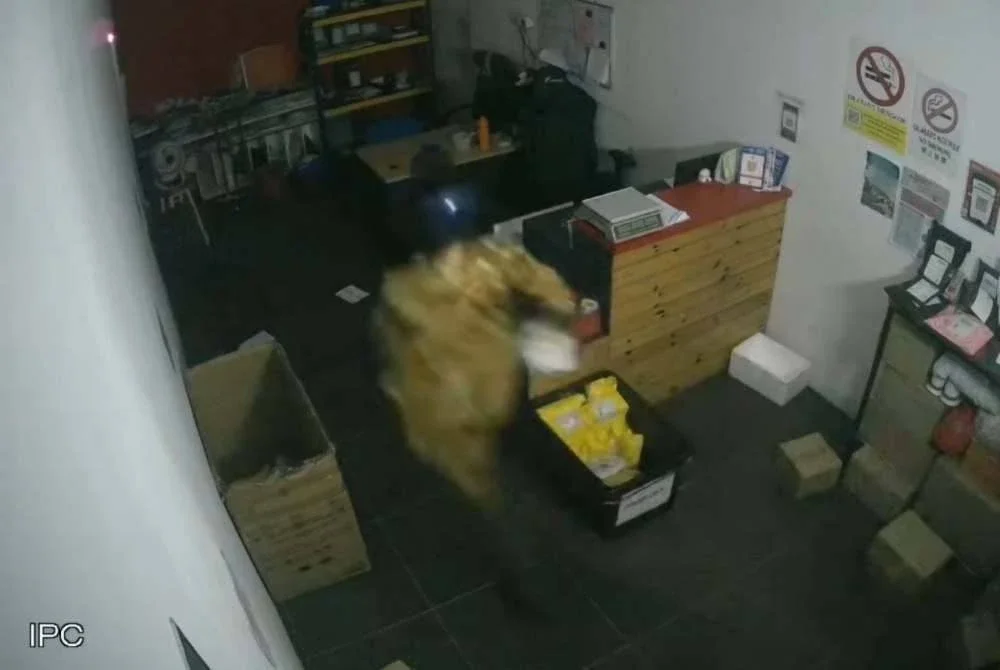 Beberapa rakaman CCTV yang tular di media sosial memaparkan kelibat suspek disyaki seorang lelaki berpakaian wanita bertindak memecah masuk ke kedai menyebabkan kerugian barangan dan wang tunai.