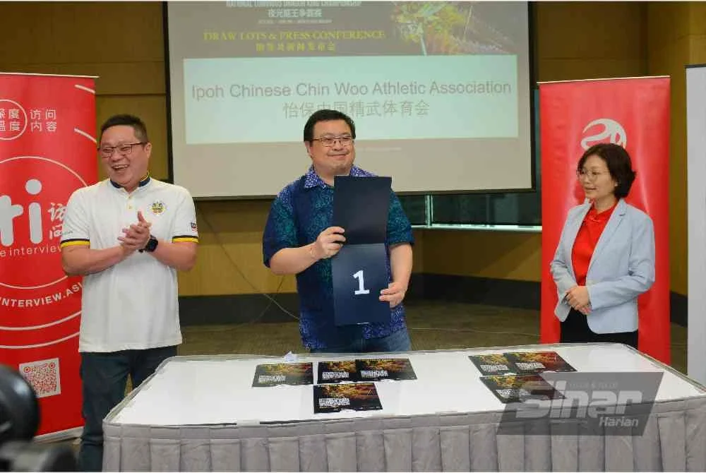 Spencer (tengah) sedang mengendalikan cabutan nombor giliran pasukan bertanding bersama Kevin dan Chia Lee Yun pada sidang media Jumaat. FOTO SINAR HARIAN-MOHD HALIM ABDUL WAHID