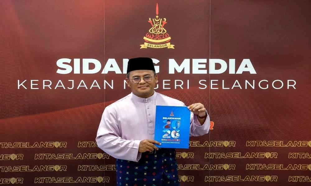 Menteri Besar Selangor, Datuk Seri Amirudin Shari, bergambar bersama dokumen Belanjawan Selangor 2026 sebelum membentangkan laporan itu pada persidangan Dewan Undangan Negeri Selangor di Bangunan Dewan Negeri Selangor, hari ini. Foto Bernama