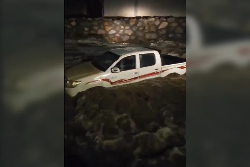 Sebuah kenderaan pacuan empat roda dihanyutkan air banjir di sekitar Makkah. - Agensi