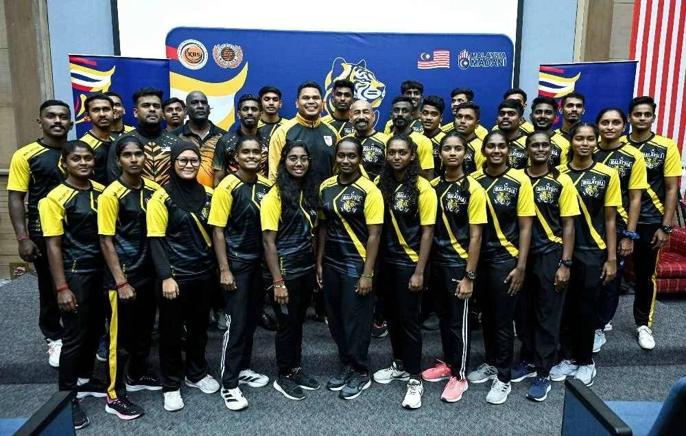 Nazmizan (lima dari kiri, tengah) bersama skuad kabaddi negara ketika membuat lawatan ke pusat latihan atlet Temasya Sukan SEA Thailand 2025 di Institut Sukan Negara pada Jumaat. Foto: Bernama