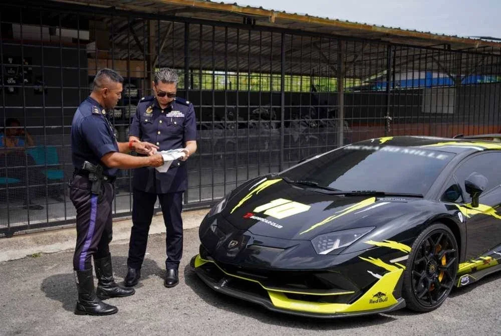 Sebuah Lamborghini antara yang disita JPJ Kuala Lumpur menerusi Op Luxury baru-baru ini. Foto: JPJ KL