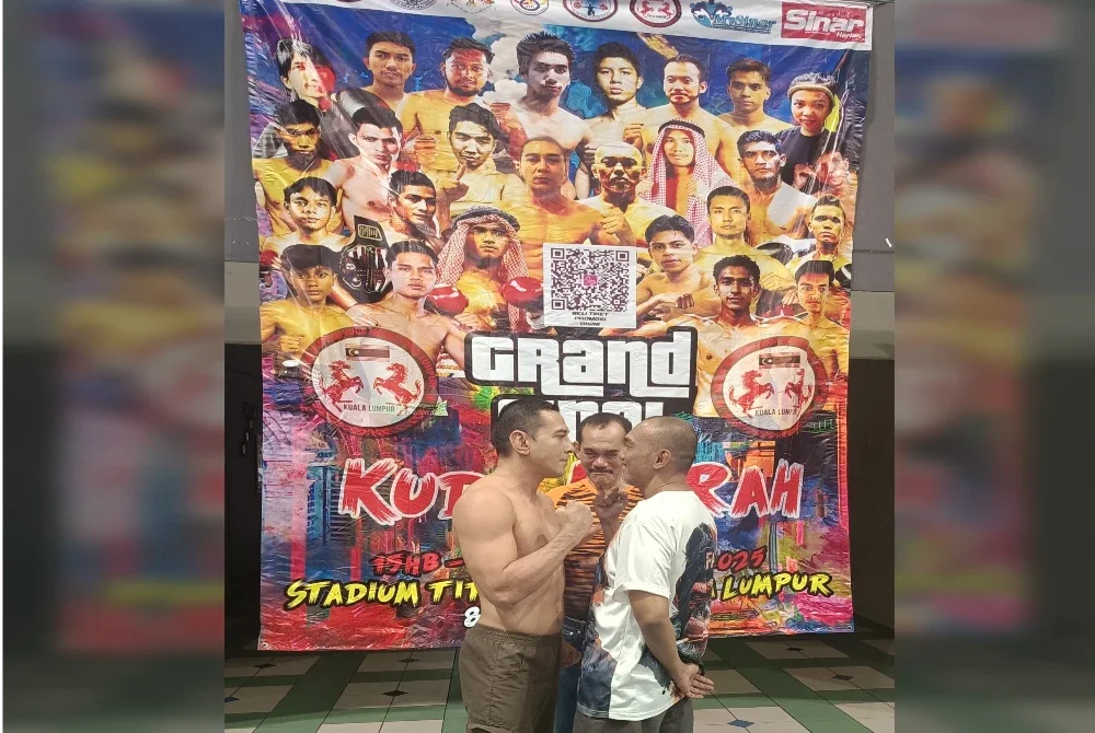 Rosli (tengah) bersama peninju pada sesi timbang berat.