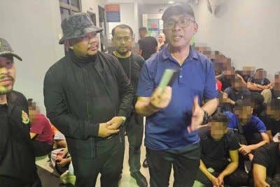 Khairrul Aminus (kanan) menyertai operasi membanteras isu pendatang asing tanpa izin di Pelangi Damansara, Petaling Jaya pada Khamis.