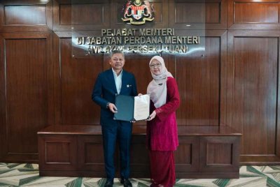 Dr Zaliha menyerahkan watikah pelantikan Datuk Bandar kepada Fadlun di pejabatnya pada Jumaat.