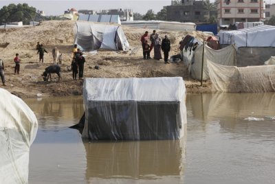 Pegawai Palestin berkata infrastruktur runtuh, kekurangan bahan api mengancam untuk menenggelamkan kem dan kawasan kejiranan rendah di selatan Gaza - Foto: Agensi