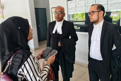 Peguam Haresh Mahadevan dan Ramzani ditemui pemberita selepas prosiding kes.