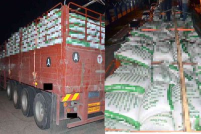 Hasil pemeriksaan menemukan 40 tan beras putih dimuatkan dalam tempat barangan treler. Foto: Ihsan PDRM