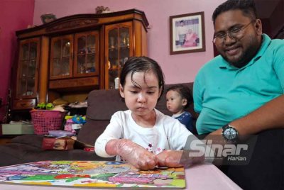 Permainan jigsaw puzzle antara aktiviti yang disukai Aina Afieyah bagi mengisi masa lapang di rumah.