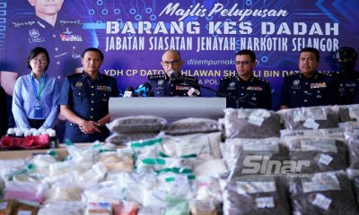 Shazeli (tengah) dalam sidang akhbar pelupusan dadah pada Jumaat. Foto: MOHD HALIM ABDUL WAHID