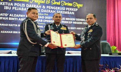 Alzafny menyaksikan Majlis Serah Terima Tugas Ketua Polis Daerah Seremban antara Mohamad Hatta(kiri) dan Azahar(kanan)