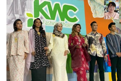 Koleksi Iftar diperagakan sempena Trend Raya 2026, Raya Preview Fashion Show Kuala Lumpur di KWC pada Jumaat. Gambar kecil: Wendy Lam. 