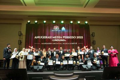 Steven (sembilan dari kanan) bergambar bersama para pemenang Anugerah Media PERKESO pada Khamis.