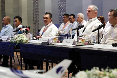 Mohd Izani Ghani (tengah) pada Sesi Taklimat Media mengenai Pelan Komprehensif bagi perkhidmatan Aerotrain KLIA hari ini. - Foto: Bernama