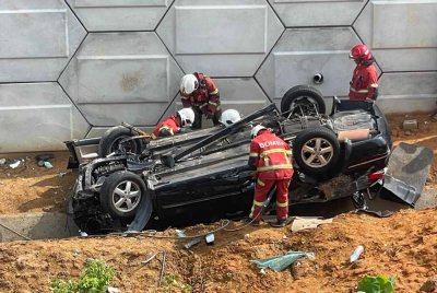 Seorang lelaki maut selepas kereta terjunam ke bawah tebing di Lebuhraya Utara-Selatan. Foto ihsan bomba